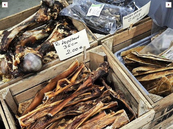 golosinas para perros en la exposición