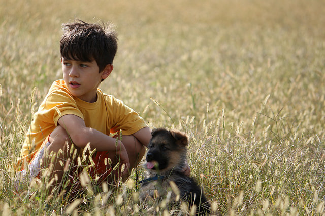 Niño con un cachorro