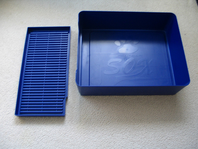 La bandeja con rejilla suele ser más fácil de limpiar que una simple caja con arena.
