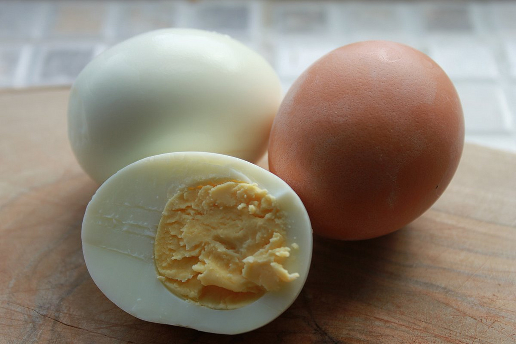 Huevos cocidos y crudos