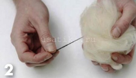 Filzen einer Katze aus Wolle