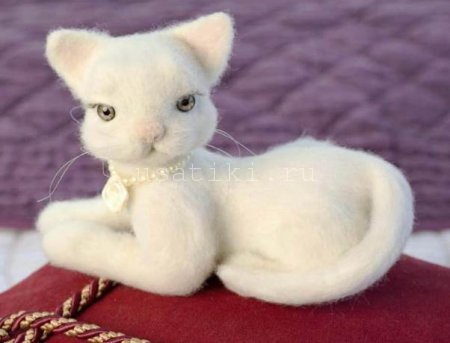 Filzen einer Katze aus Wolle