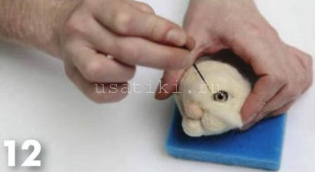 Filzen einer Katze aus Wolle