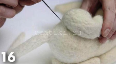 Filzen einer Katze aus Wolle