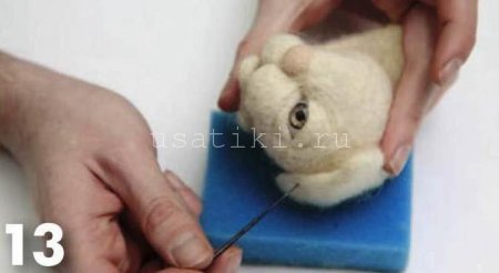 Filzen einer Katze aus Wolle