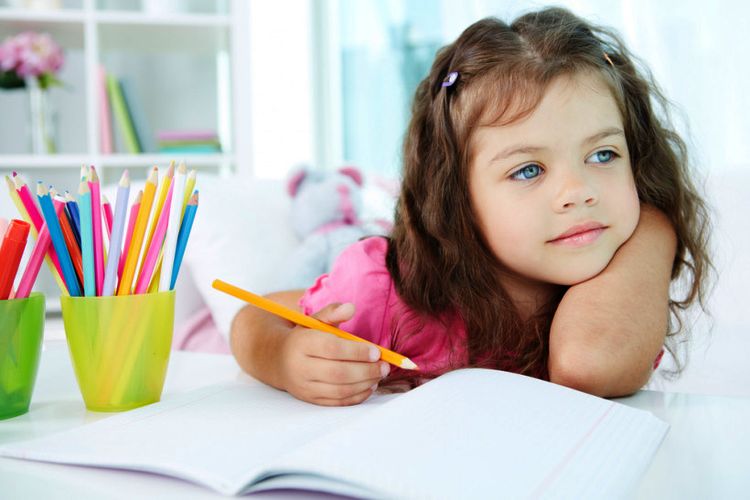 Niña dibujando con lápices