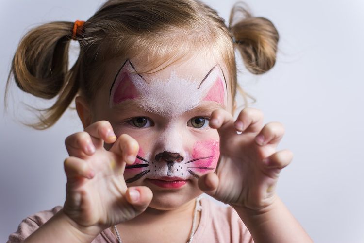 Pintura facial de gato para niño