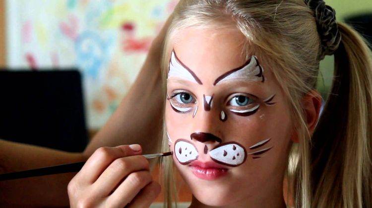 Maquillaje artístico al agua en el rostro de un niño