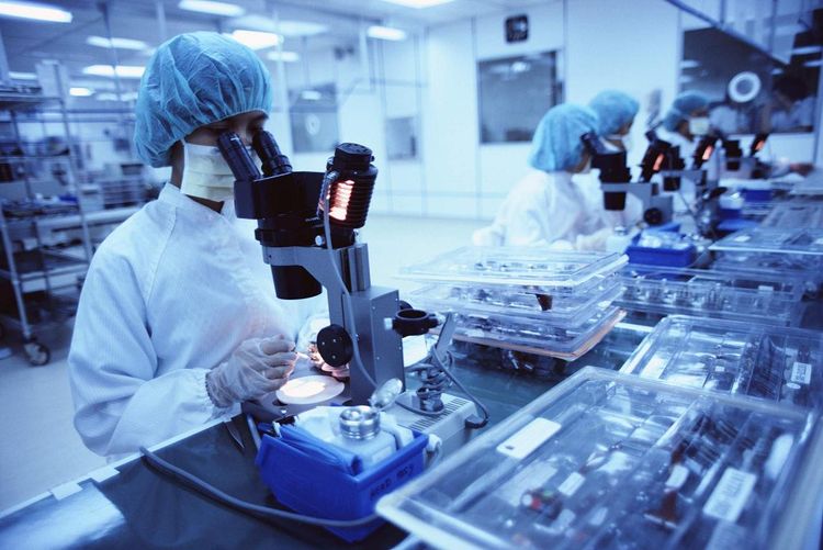Auxiliar de laboratorio trabajando