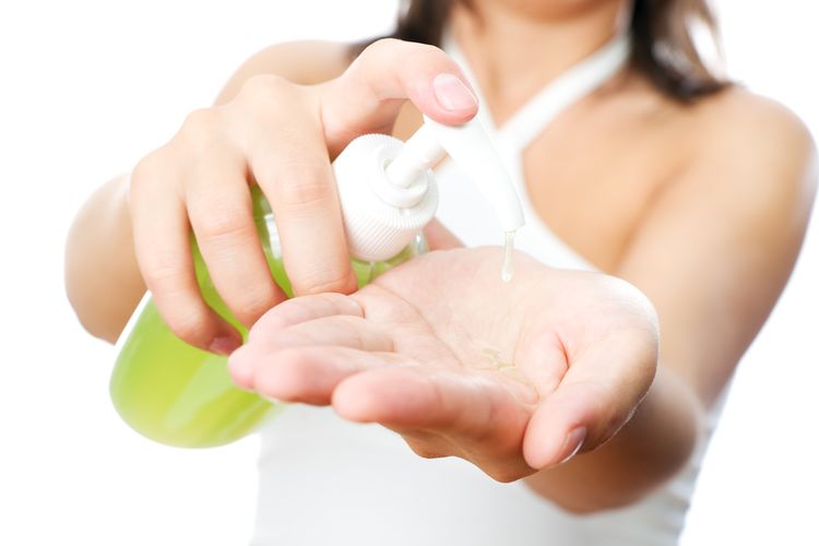 Mujer lavándose las manos