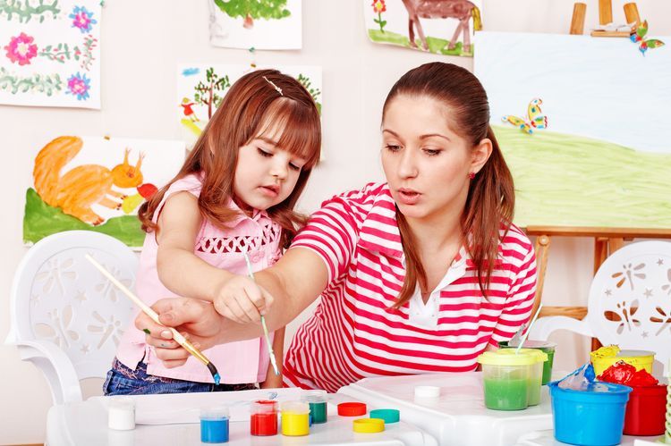 Madre e hija dibujando