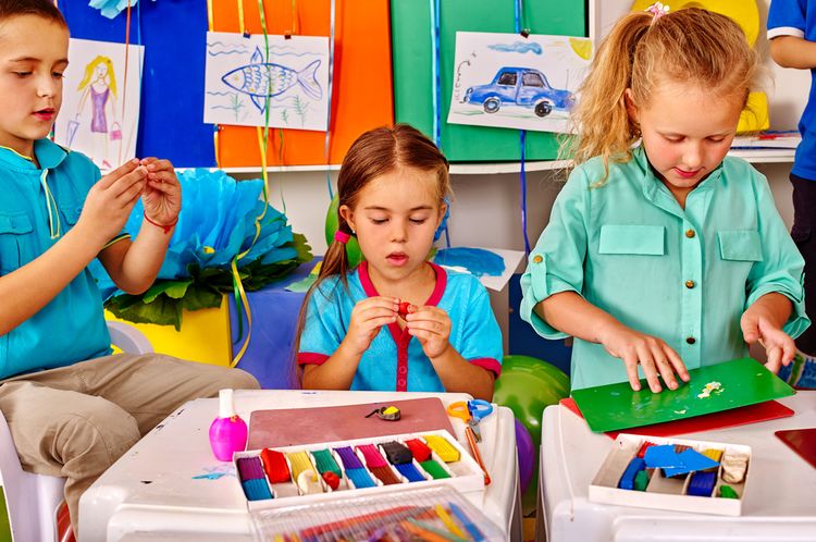 Los niños modelan con plastilina