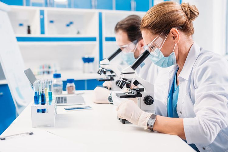 Técnico de laboratorio en el trabajo