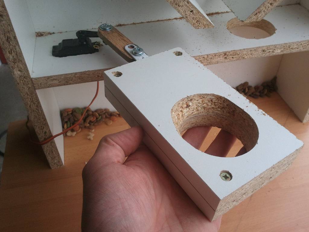 Comedero automático para gatos hecho en casa