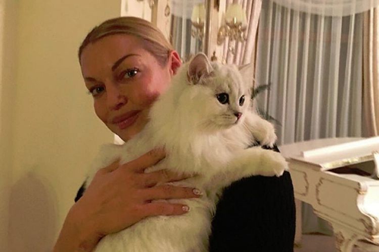 Yana Volochkova y su gato