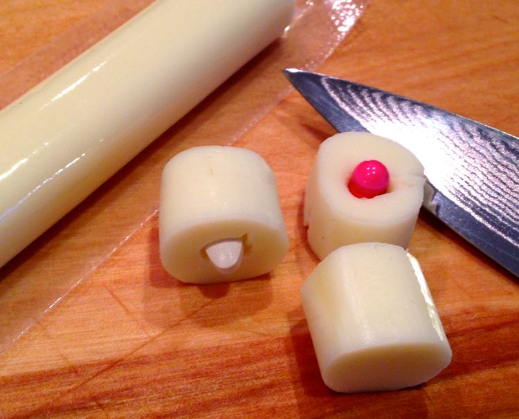 Dar pastillas al perro en la comida