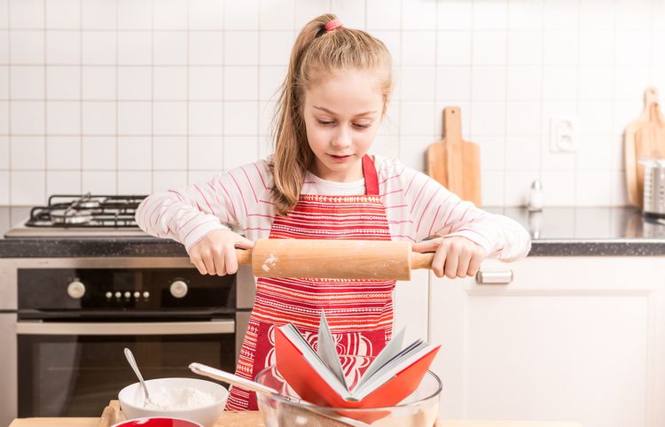 La niña prepara comida