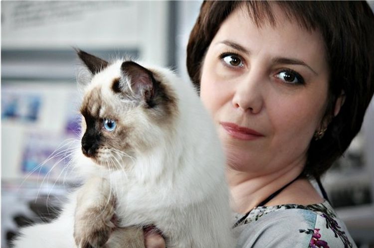 Mujer con un gato Neva Masquerade