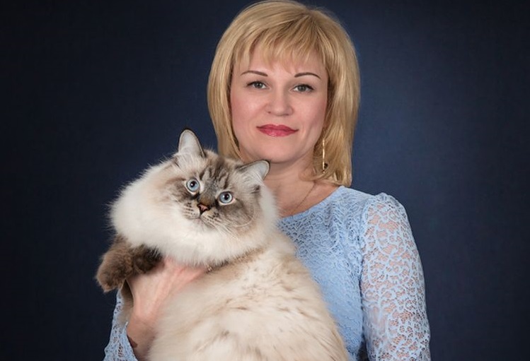 Mujer con un gato en brazos