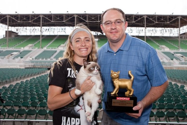 Hombre y mujer con gato y copa