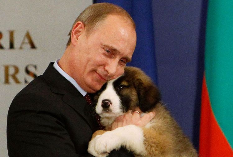 Putin abraza al cachorro