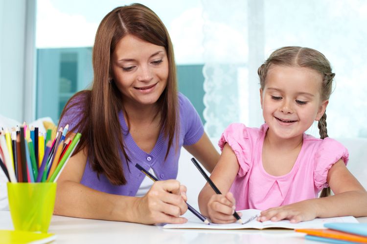 Madre e hija coloreando