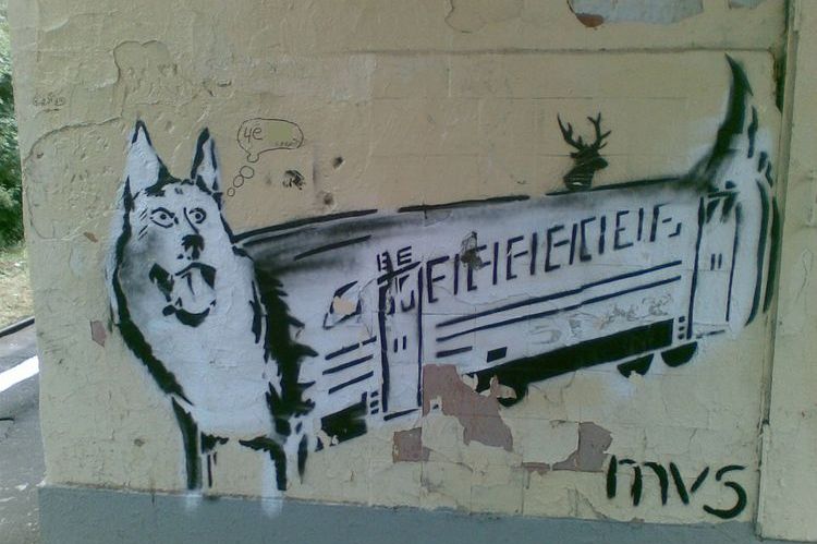 Grafiti 'perro-tren eléctrico'