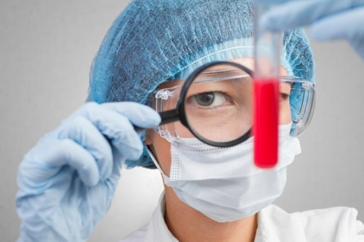 Técnico de laboratorio con un tubo de ensayo
