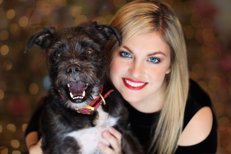 Chica con perro negro