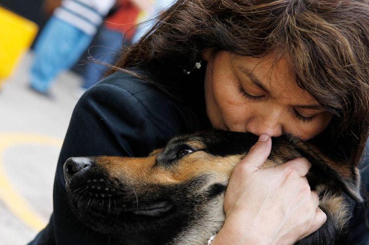 Mujer abrazando a un perro