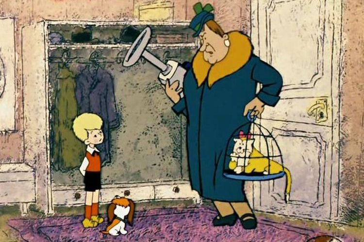 El ama de llaves del pequeño con la gata