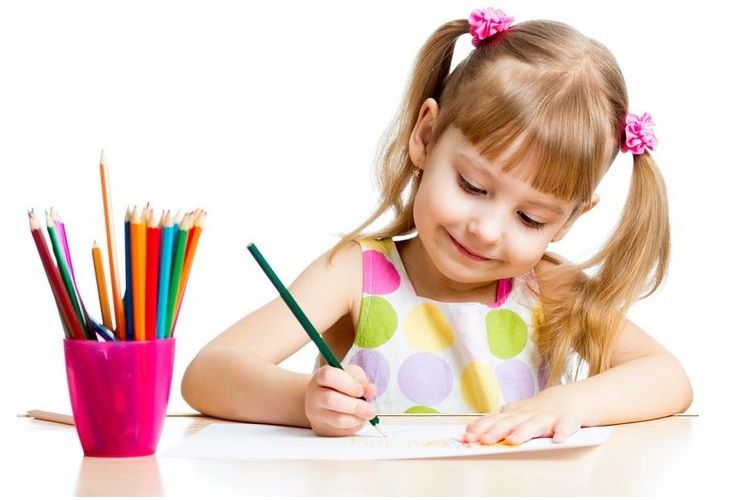 Niña dibujando con lápices