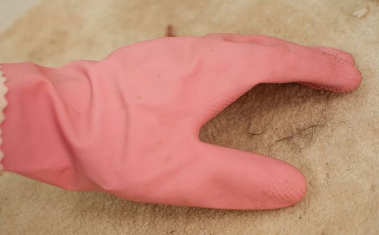 Mano con guante de goma