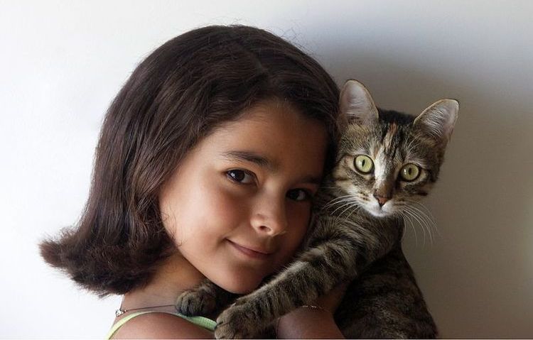 Niña y su gata