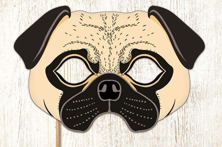 Máscara de perro con sus propias manos