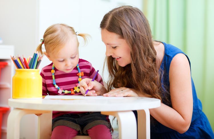 Mamá e hija hacen un aplique