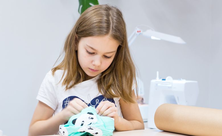 Niña cosiendo