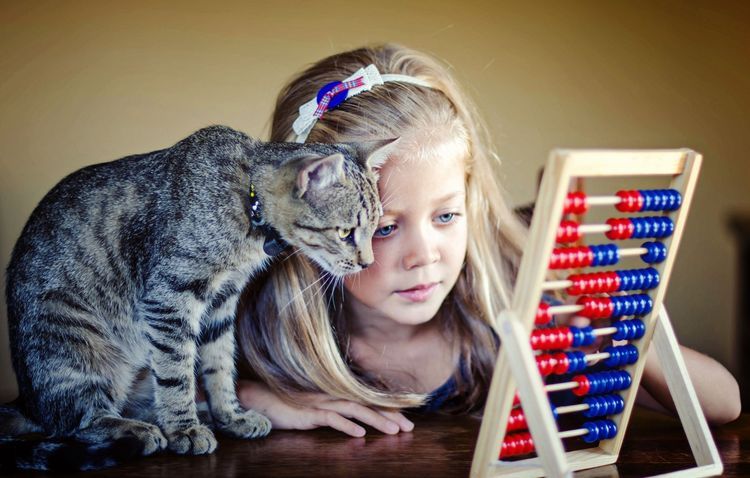 Gata y niña