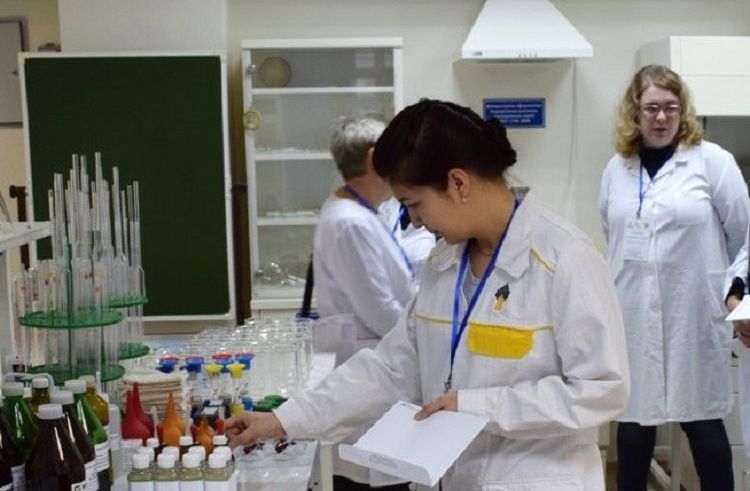 Laborant für chemische Analysen