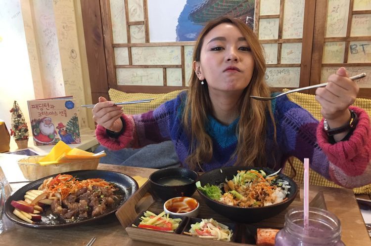 Mujer coreana en un restaurante