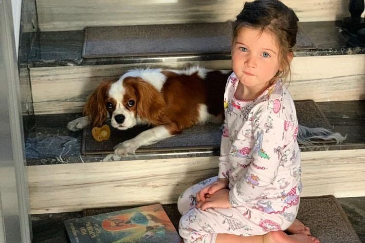 La hija de Ksenia Borodina y el perro Berti