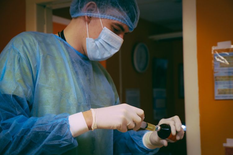 El veterinario se prepara para la cirugía