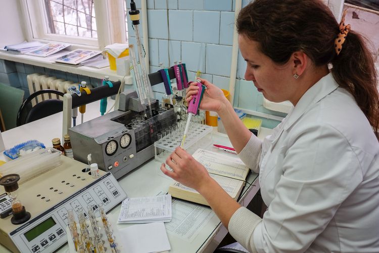Técnico de laboratorio en el trabajo