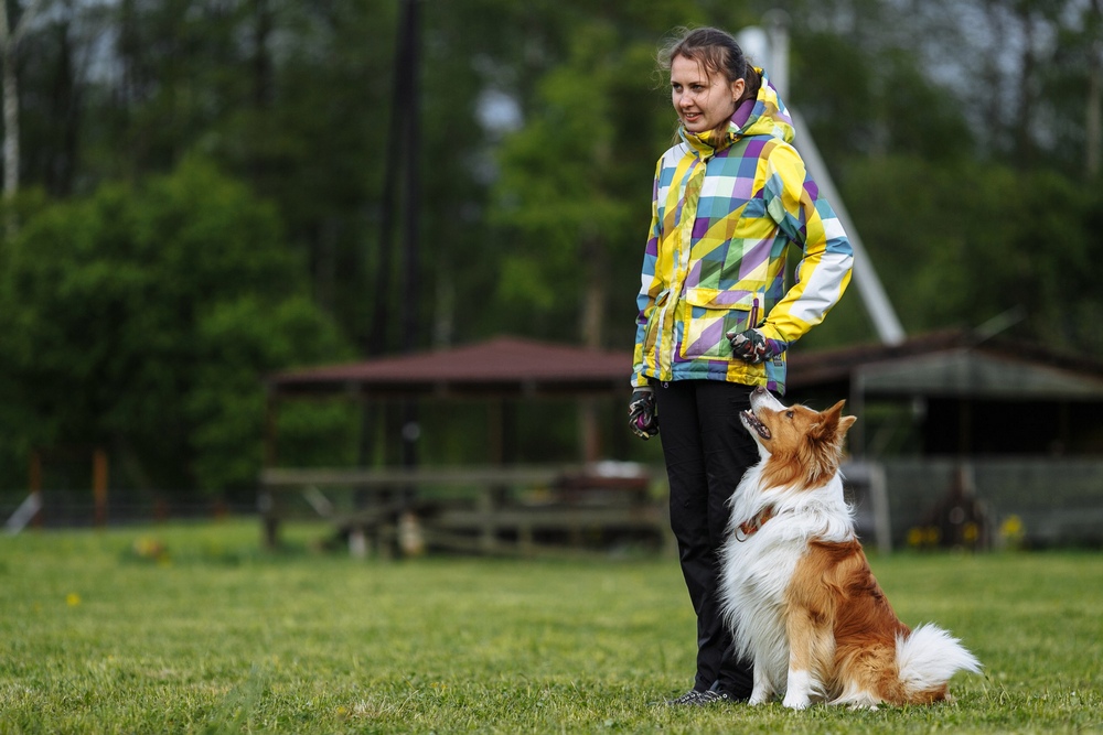 Perro con una chica