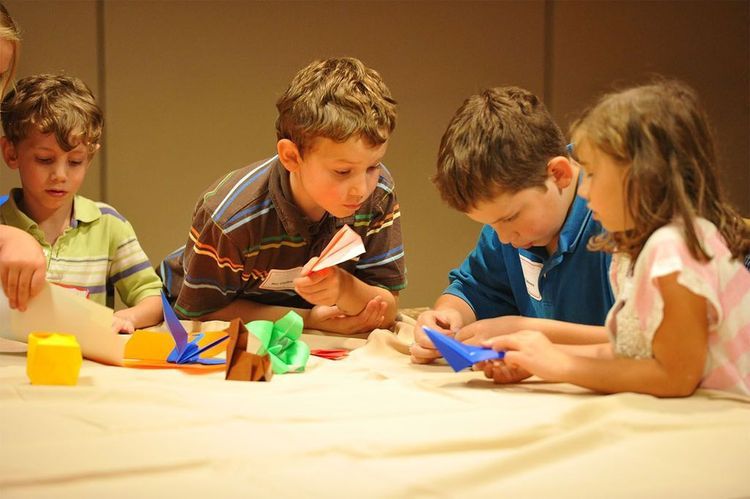Niños haciendo origami de papel