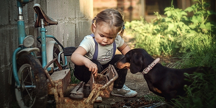 Niña y teckel