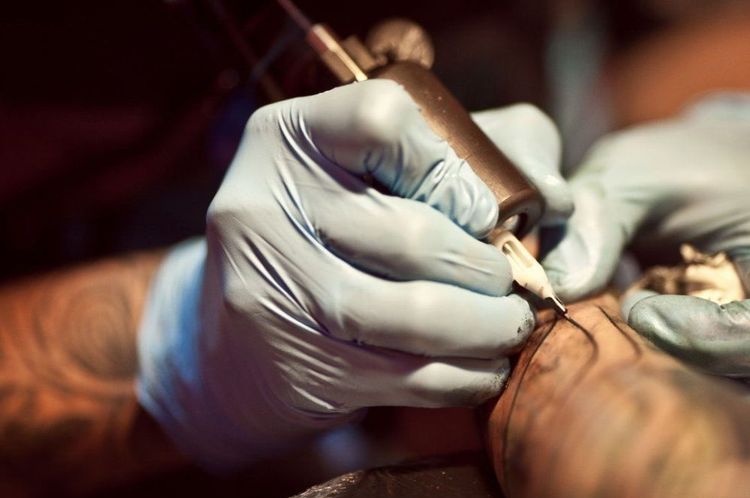 El maestro hace el tatuaje