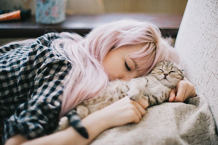 Dormir con la gata