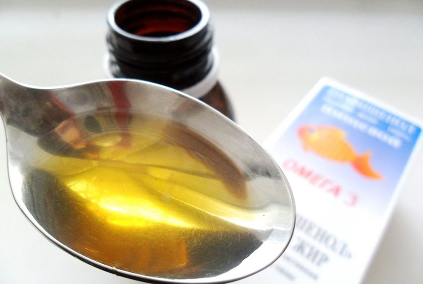 Aceite de pescado en una cuchara
